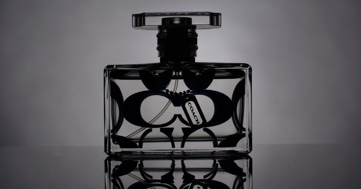 Perfumy jak biżuteria: zapachy, które dodają szyku eleganckim stylizacjom