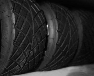Run-flat pod lupą: wybawienie kierowcy czy kosztowny kompromis? Zalety, wady i kiedy naprawdę mają sens