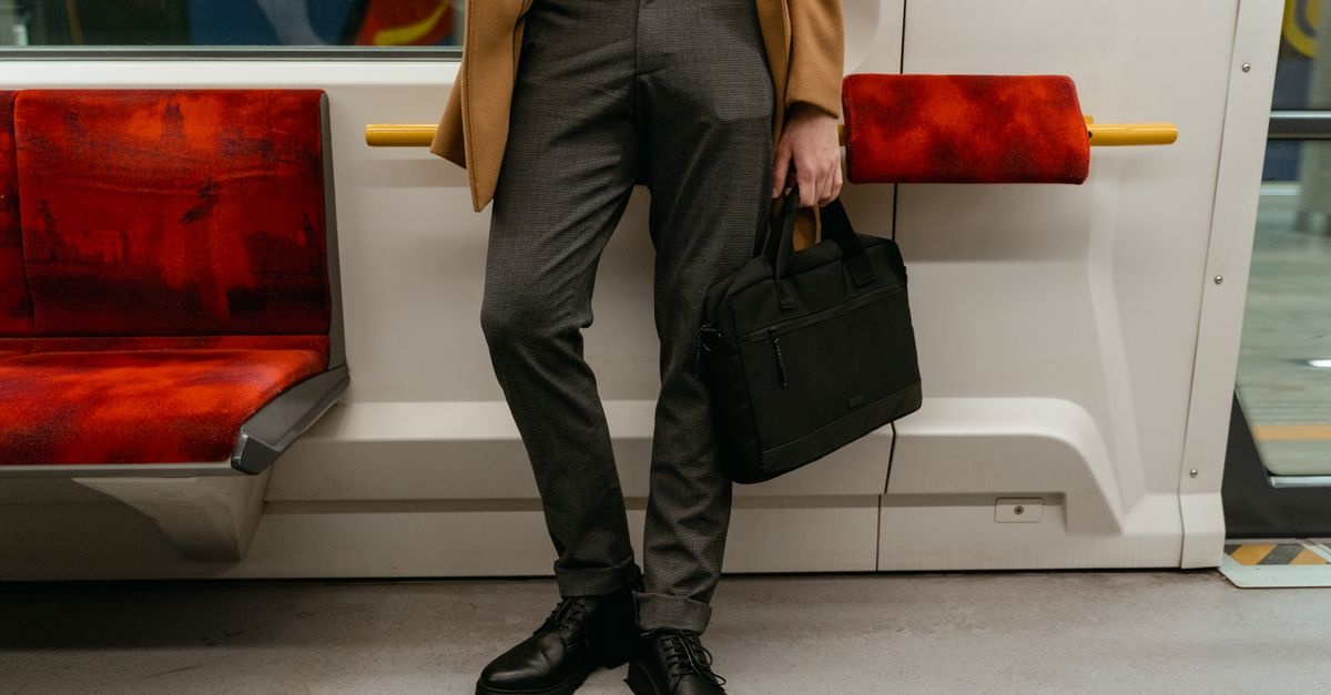Elegancja na luzie: jak wybrać chinosy do pracy, które robią profesjonalne wrażenie