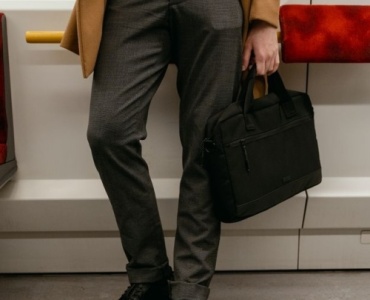 Elegancja na luzie: jak wybrać chinosy do pracy, które robią profesjonalne wrażenie