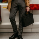 Elegancja na luzie: jak wybrać chinosy do pracy, które robią profesjonalne wrażenie