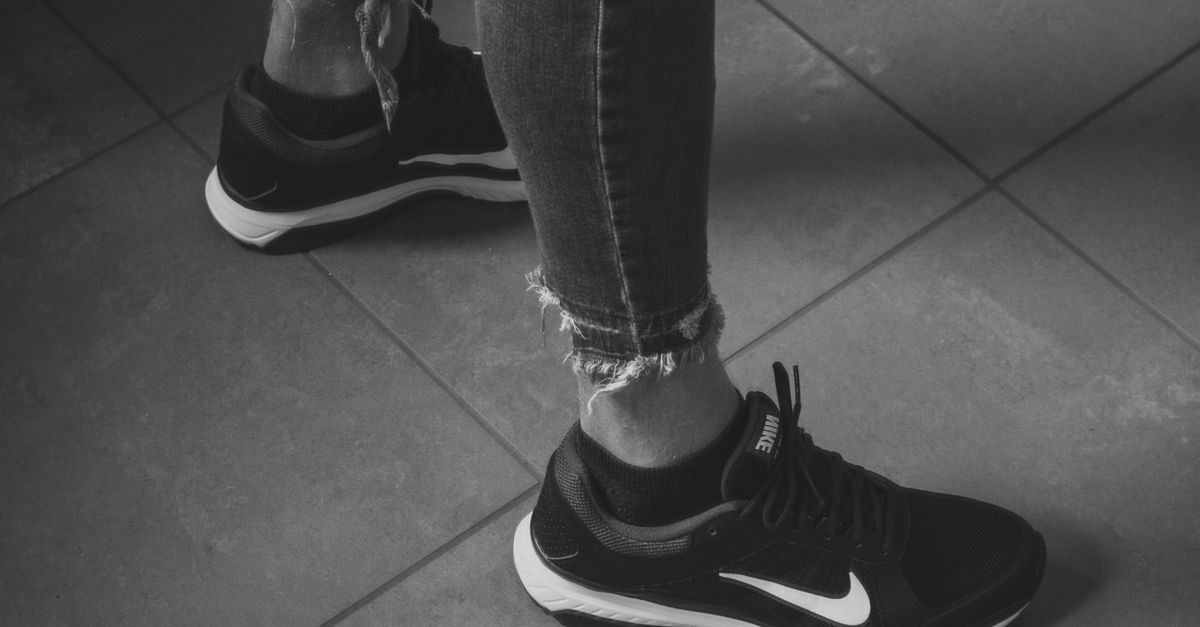 Milimetry, które robią różnicę: jak dobrać długość spodni do sneakersów