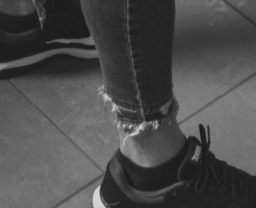 Milimetry, które robią różnicę: jak dobrać długość spodni do sneakersów