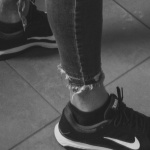 Milimetry, które robią różnicę: jak dobrać długość spodni do sneakersów