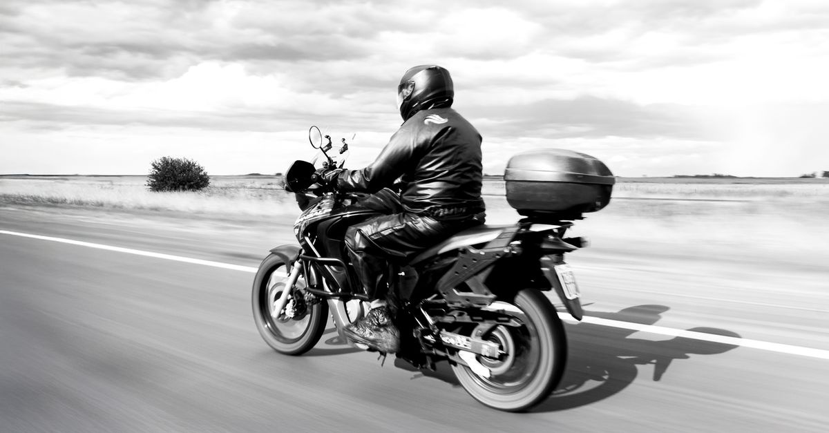 Szybkość czy wygoda? Wybierz pozycję na motocyklu, która da Ci frajdę i kontrolę — sportowa kontra turystyczna