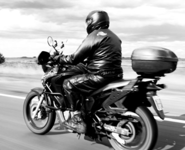Szybkość czy wygoda? Wybierz pozycję na motocyklu, która da Ci frajdę i kontrolę — sportowa kontra turystyczna