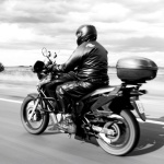 Szybkość czy wygoda? Wybierz pozycję na motocyklu, która da Ci frajdę i kontrolę — sportowa kontra turystyczna