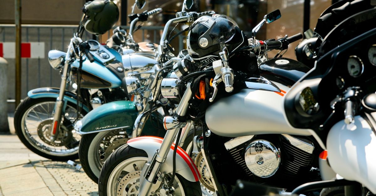 Pierwszy motocykl bez stresu: cechy, które ułatwiają start i przyspieszają naukę jazdy
