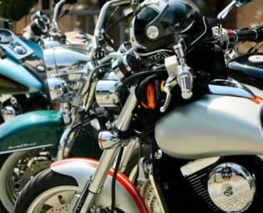 Pierwszy motocykl bez stresu: cechy, które ułatwiają start i przyspieszają naukę jazdy