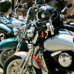 Pierwszy motocykl bez stresu: cechy, które ułatwiają start i przyspieszają naukę jazdy
