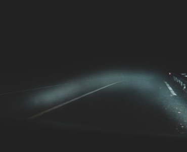 Po zmroku za kółkiem: sprawdzone zasady, które zwiększają bezpieczeństwo nocnej jazdy