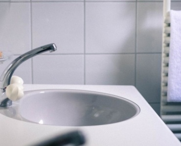 Koniec z kapiącym zlewem: naprawa syfonu w 15 minut bez hydraulika